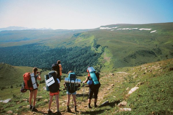Quelles sont les meilleures techniques pour camper en région de savane sans perturber l'écosystème?